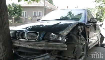 Ад на пътя! БМВ се заби в дърво край Пазарджик, има загинал