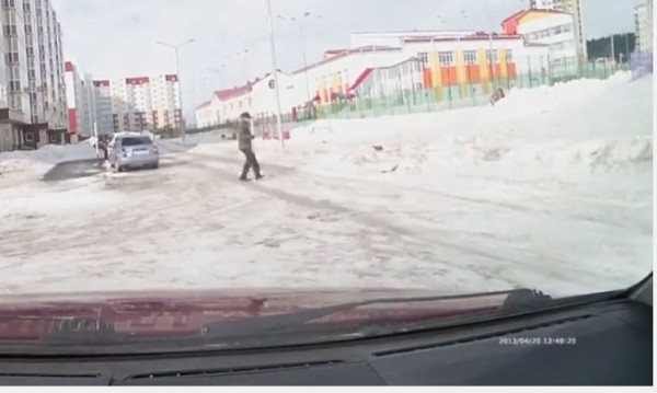 Ураганен вятър поваля хората на земята