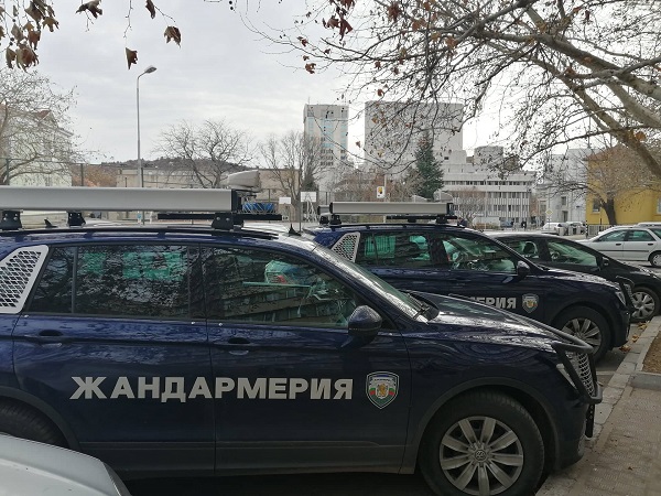 Сливен: Провежда се съвместна операция на жандармерията и полицията в селата от общината, проверени са 196 лица и 126 автомобила
