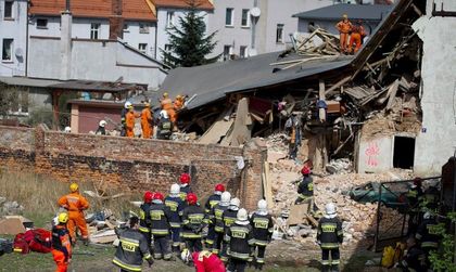 Двама души загинаха при срутване на блок в Полша