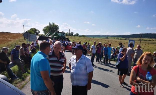 Животновъди блокираха пътя за Болярово