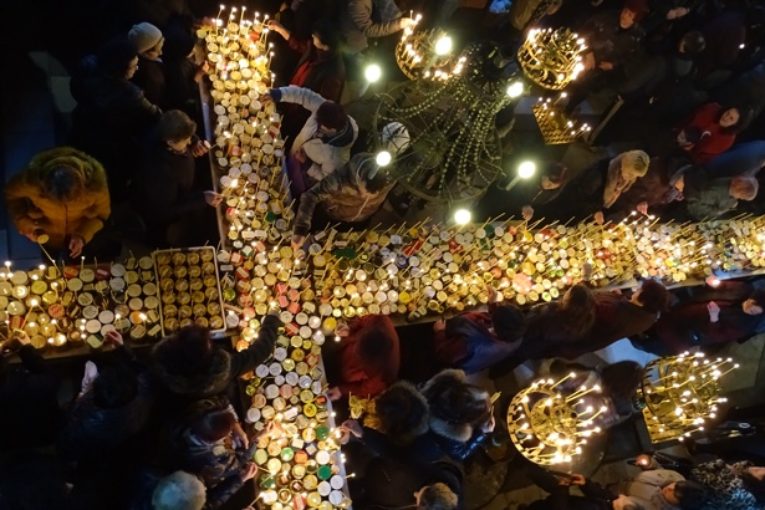 Стотици буркани с мед “пламнаха” в църквата в Благоевград