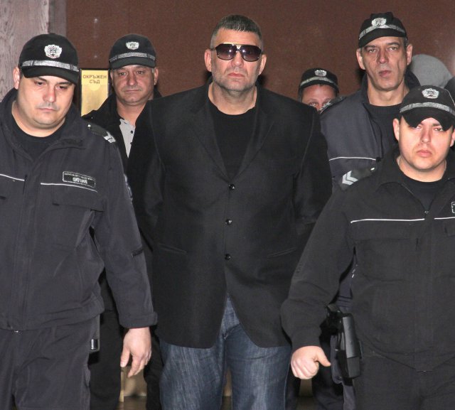 Пред 12 адвокати: Бивш депутат иска от Райфъла 19 бона за три палежа