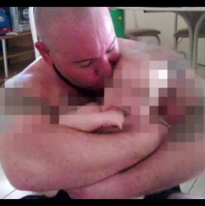 Баща запали тригодишната си дъщеря: Когато казал, защо го е направил, всички останали без думи