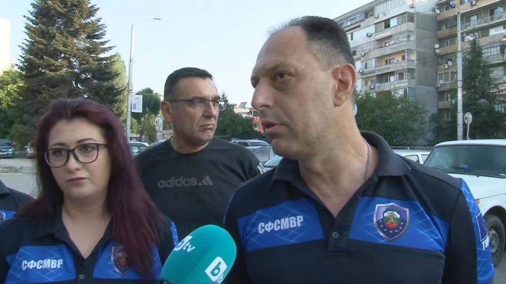 Парцали, а не униформи, бълхи, котки… Полицаи и пожарникари продължават с протестите
