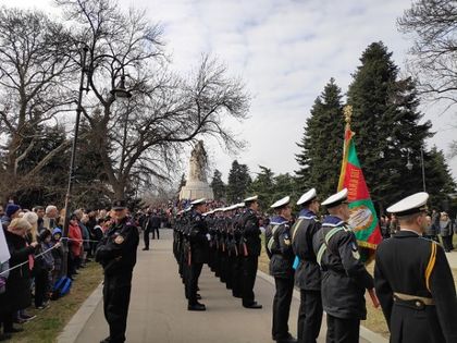 Варна: Стотици граждани се включиха в празнично шествие до Морската градина за Националния празник на България