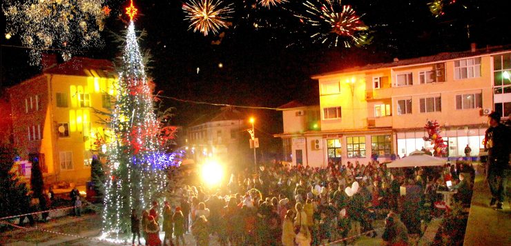 Коледната елха грейва в Ивайловград