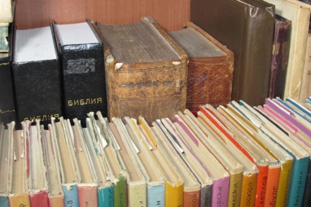 Акад. Кендеров дари 267 книги на библиотеката в Пазарджик
