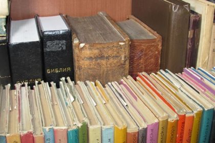 Акад. Кендеров дари 267 книги на библиотеката в Пазарджик