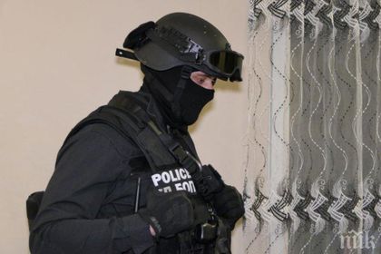 Спецченгета погнаха нелегални мигранти в Световрачане