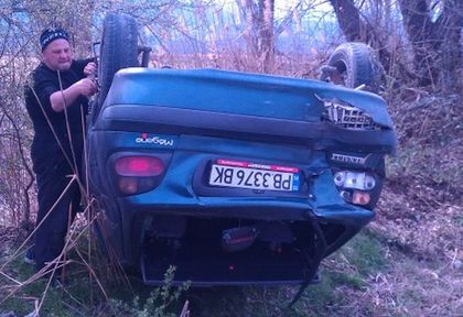 Верижна катастрофа на Околовръстното! Лек автомобил по таван!