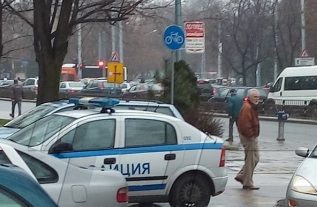 Мъж почина пред ДКЦ II в Пловдив! (СНИМКИ 18+)