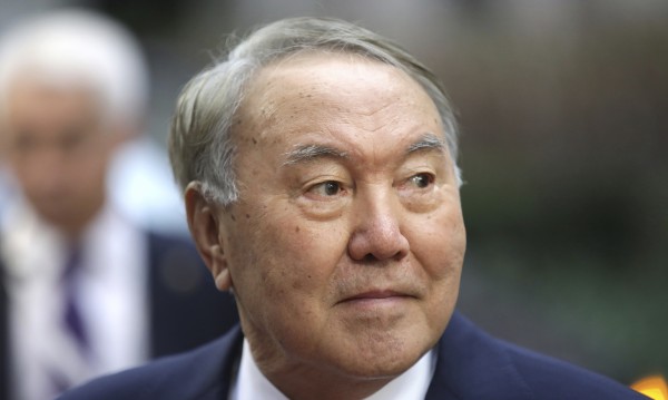 Назарбаев с оставка, но остава 