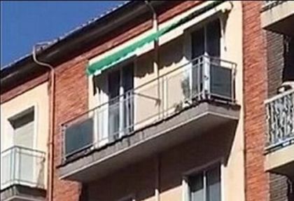 Страстна двойка прави секс на балкон посред бял ден, пуснаха ги даже по телевизията (СНИМКИ и ВИДЕО)