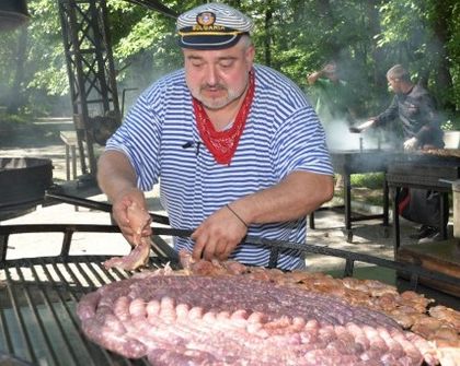 Ути Бъчваров пали гигантска скара пред общината