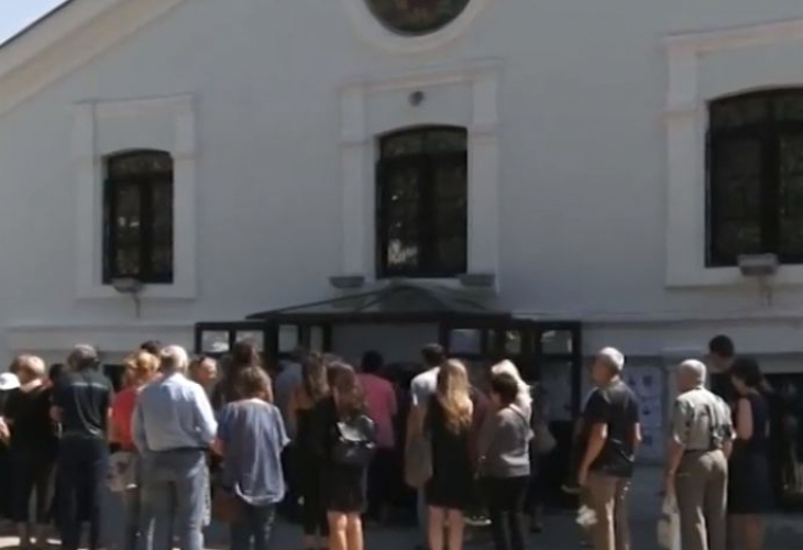 Покъртителни КАДРИ от погребението на починалата в Сливен родилка Ренета