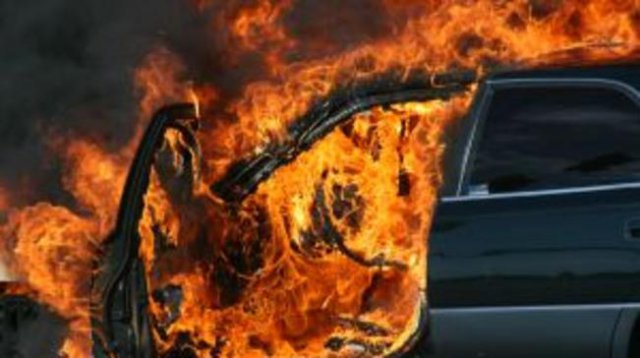 Извънредно: Кола горя на оживен пловдивски
булевард
