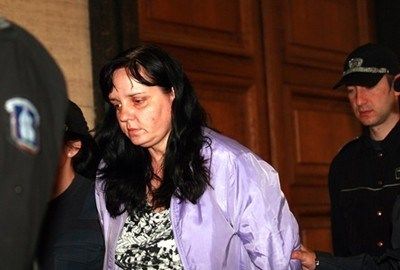 Лекари: Чудо е, че битата от акушерка Никол е жива