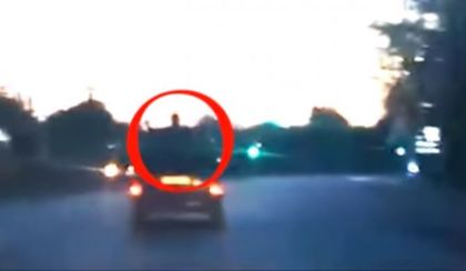 Самоубийствена мода в Пловдив: Танци върху летяща кола (ВИДЕО)