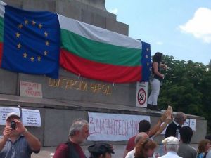 Отсъствието на европартийците от протестите пред МОЧА изобличава убийството на българското достойнство с българския чадър на властта