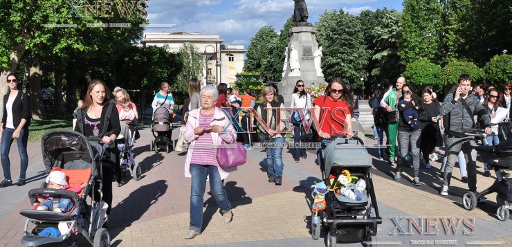 Майки с колички излязоха на протест