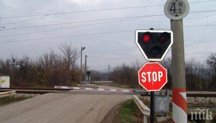 Влак блъсна кола на жп прелез, шофьорът почина в болницата!