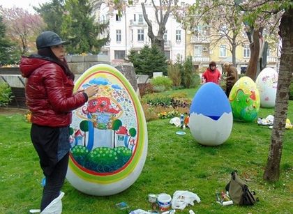 Художници украсиха гигантските яйца пред Общината