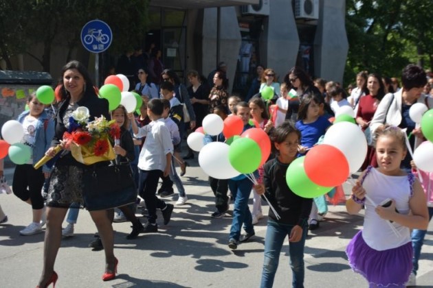Благоевград: Стотици учители и ученици взеха участие в дефилето на училищата по повод 24 май и 50-ата годишнина от обявяването на Симитли за град