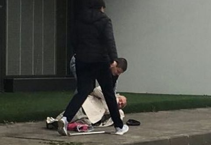 Възрастен човек се строполи на улица в Бургас, а двама младежи веднага... (СНИМКИ)