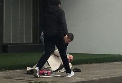 Възрастен човек се строполи на улица в Бургас, а двама младежи веднага... (СНИМКИ)