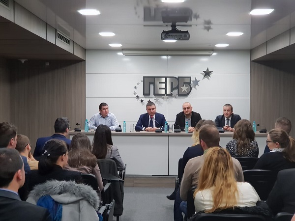 Младежи ГЕРБ-София се срещнаха с министъра на финансите Владислав Горанов