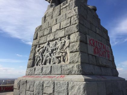Свастики върху Альоша след 60-годишнината, 