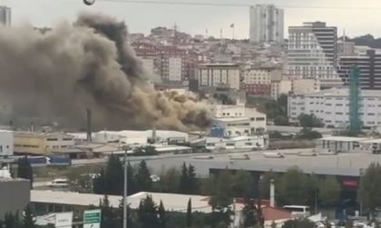 Фабрика за бои гори в Истанбул