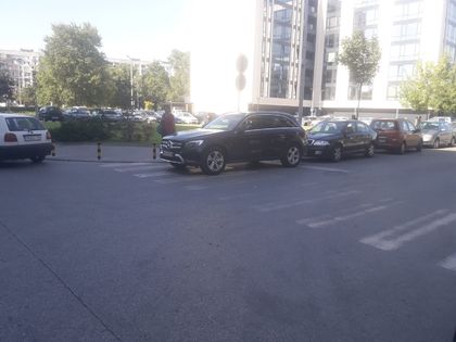 Уникално паркиране пред