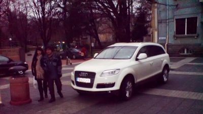 Счупиха стъклото на кметския джип