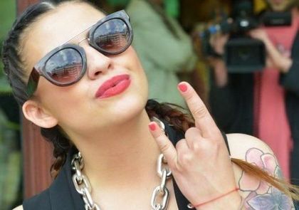 Шок и ужас! Деси Цонева тотално изтрещя, снима се с мъртво животно (СНИМКА)