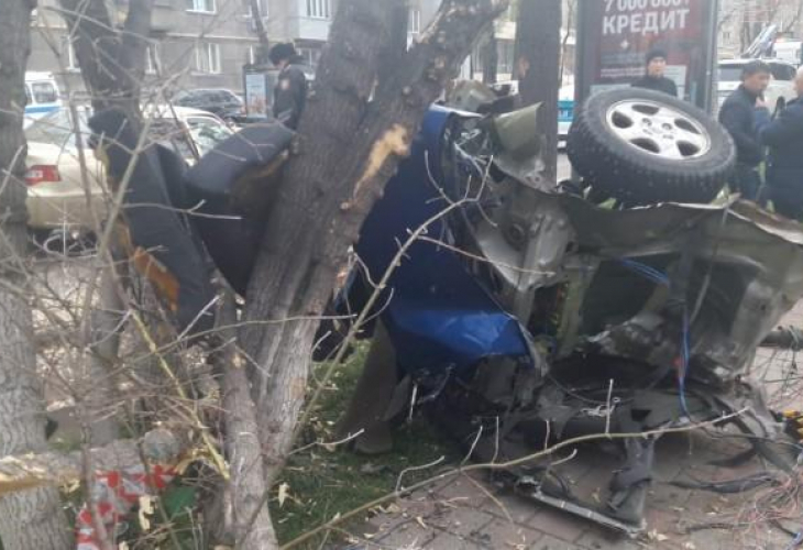 Nissan бе разкъсан наполовина в жестока катастрофа с фатален край (СНИМКИ)