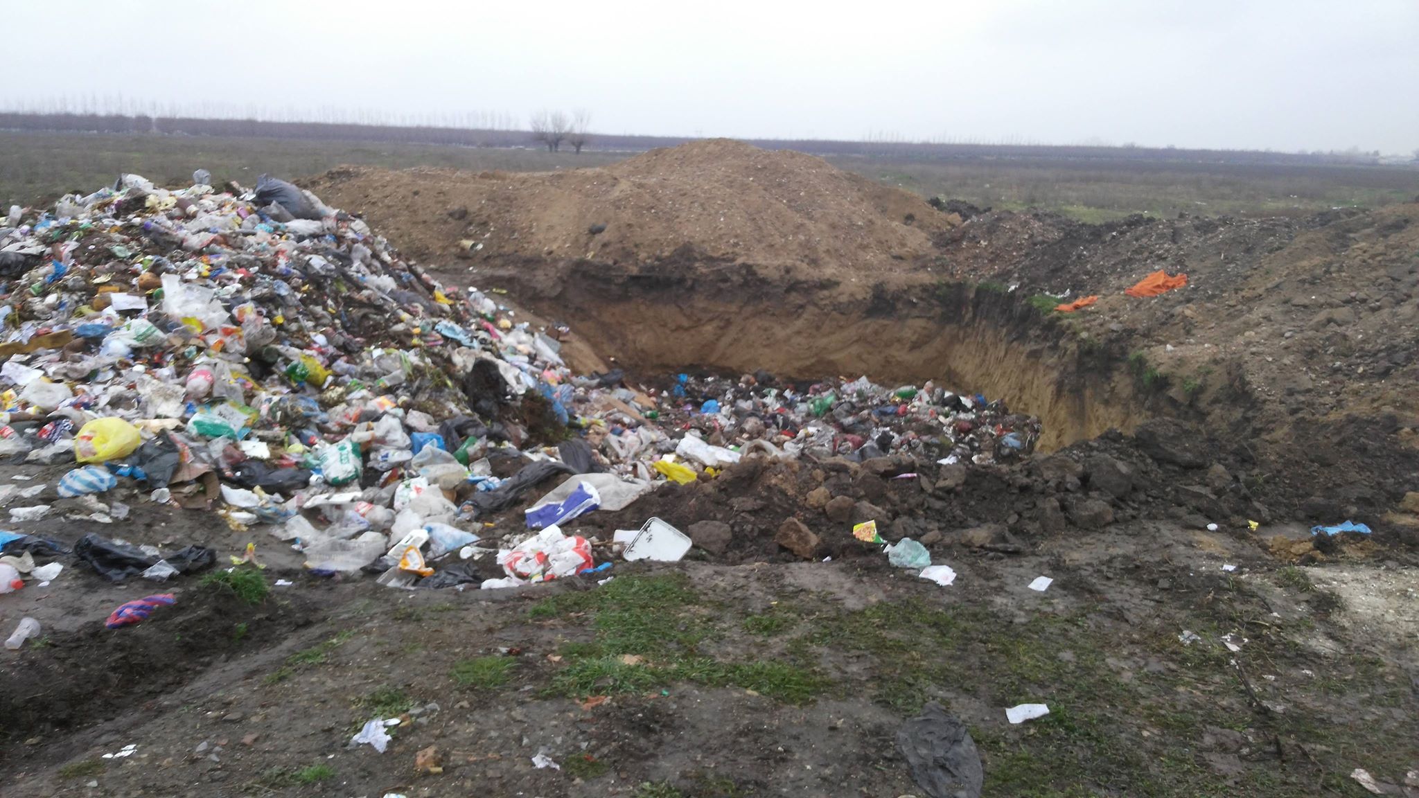 РИОСВ хванаха на калъп трактор на община, извърлящ отпадъци на нерегламентирано сметище край Пловдив! Ще има глоба