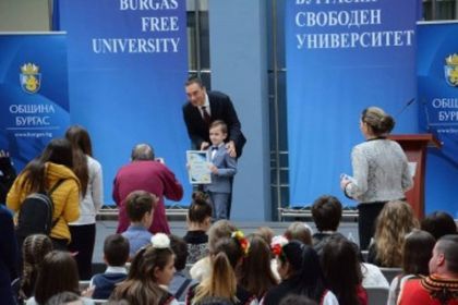 Бургас: Шестгодишният Лъчезар Томов стана златен медалист на Международна олимпиада по математика в Тайланд