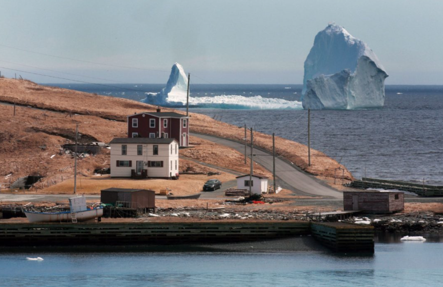 Огромен айсберг заседна край канадско градче (ВИДЕО, СНИМКИ)