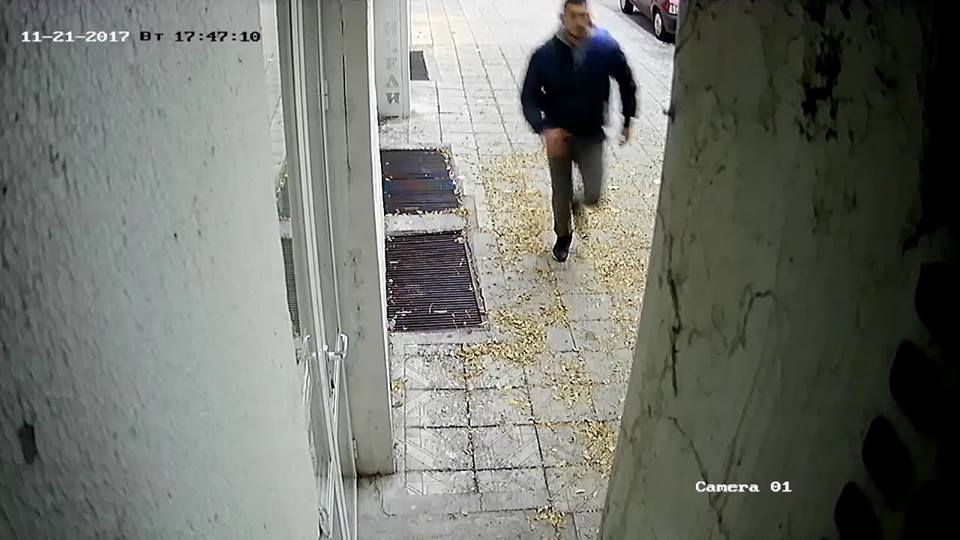 Върнаха се мутренските години ли? Двама пребиха възрастен мъж в Пловдив и избягаха! Ритали го докато е на земята (ВИДЕО)