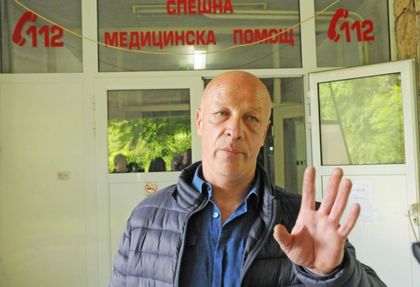 Роднина на починал пациент наби доктор от спешното, потроши шоковата зала (СНИМКИ)