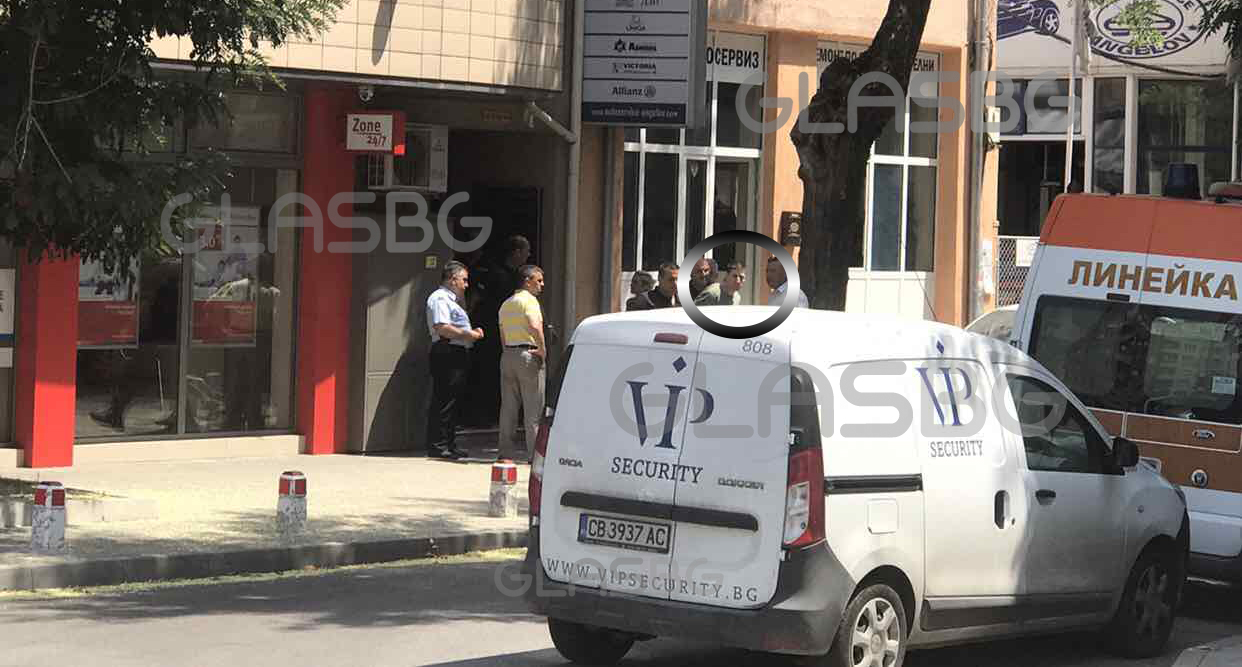 Обезвредиха барикадиран и въоръжен в Пловдив! Кола на частен СОТ блокира линейката за арестувания с нагло паркиране! СНИМКИ