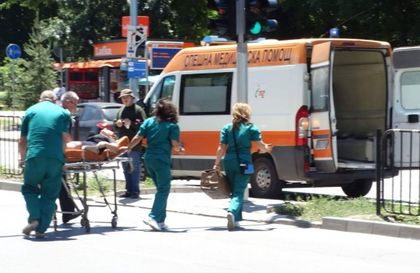 Кола помете млада пловдивчанка на пешеходна пътека, 