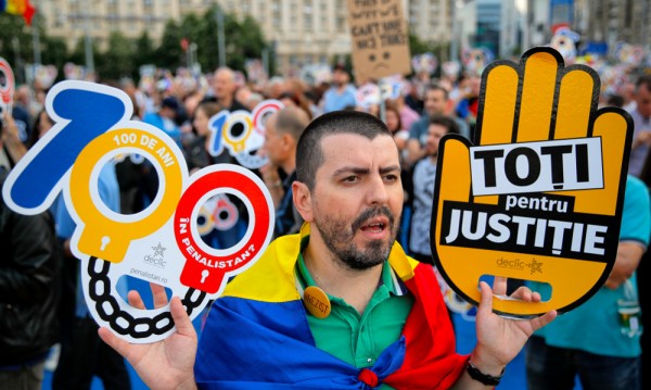 Хиляди на протест в Румъния срещу политиката на кабинета