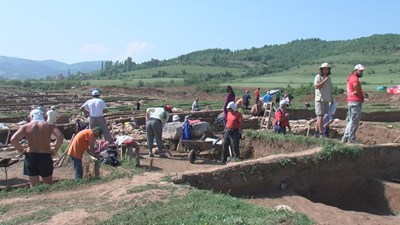 Плащаница на 1700 г., печат на хлебар, храм и баня откриха археолози по трасето на “Струма”