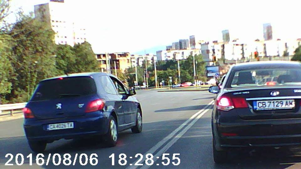 ВИДЕО: Ето защо в България мрем по пътищата! Вижте този ИДИОТ, какво направи!