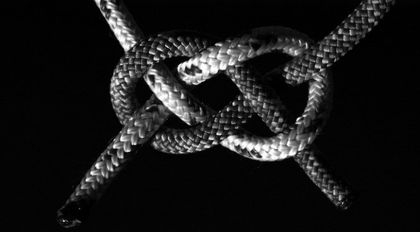 На познатите – всичко. На непознатите – колкото нищо.