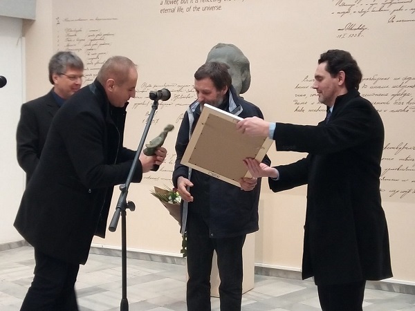 Кюстендил: Девойки от студио „Дебют” пресъздадоха картини на Владимир Димитров – Майстора