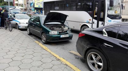 СНИМКА: БМВ с чужда регистрация предизвика катастрофа в Пловдив и избяга!!!